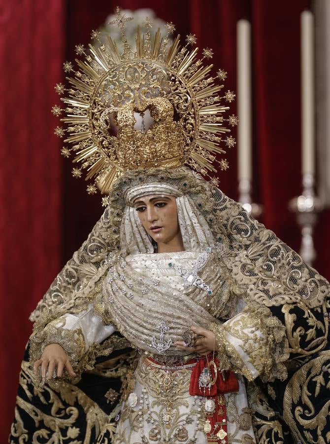 Besamanos de la Esperanza de Triana en la capilla de los Marineros