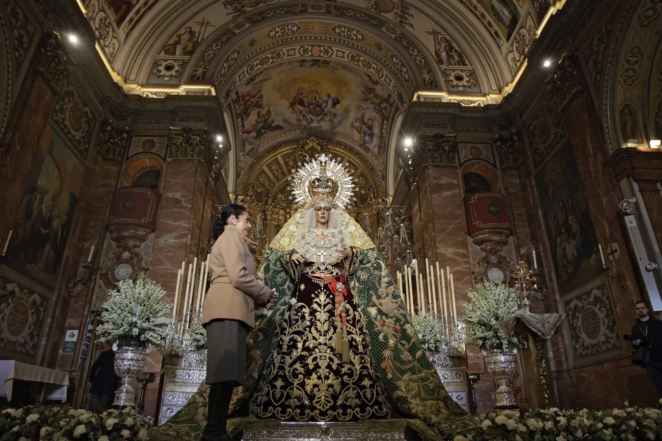 Devoción y colas en el besamanos de la Macarena