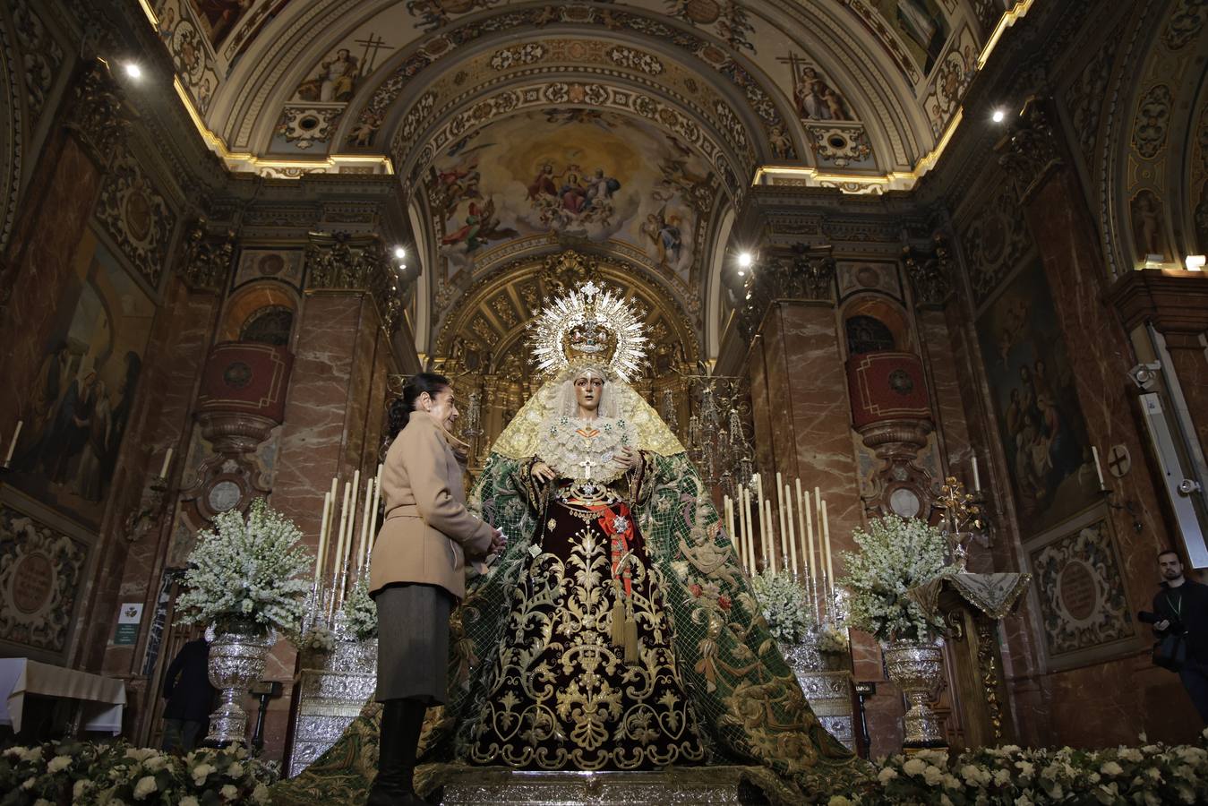 Devoción y colas en el besamanos de la Macarena