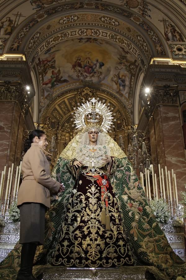 Devoción y colas en el besamanos de la Macarena