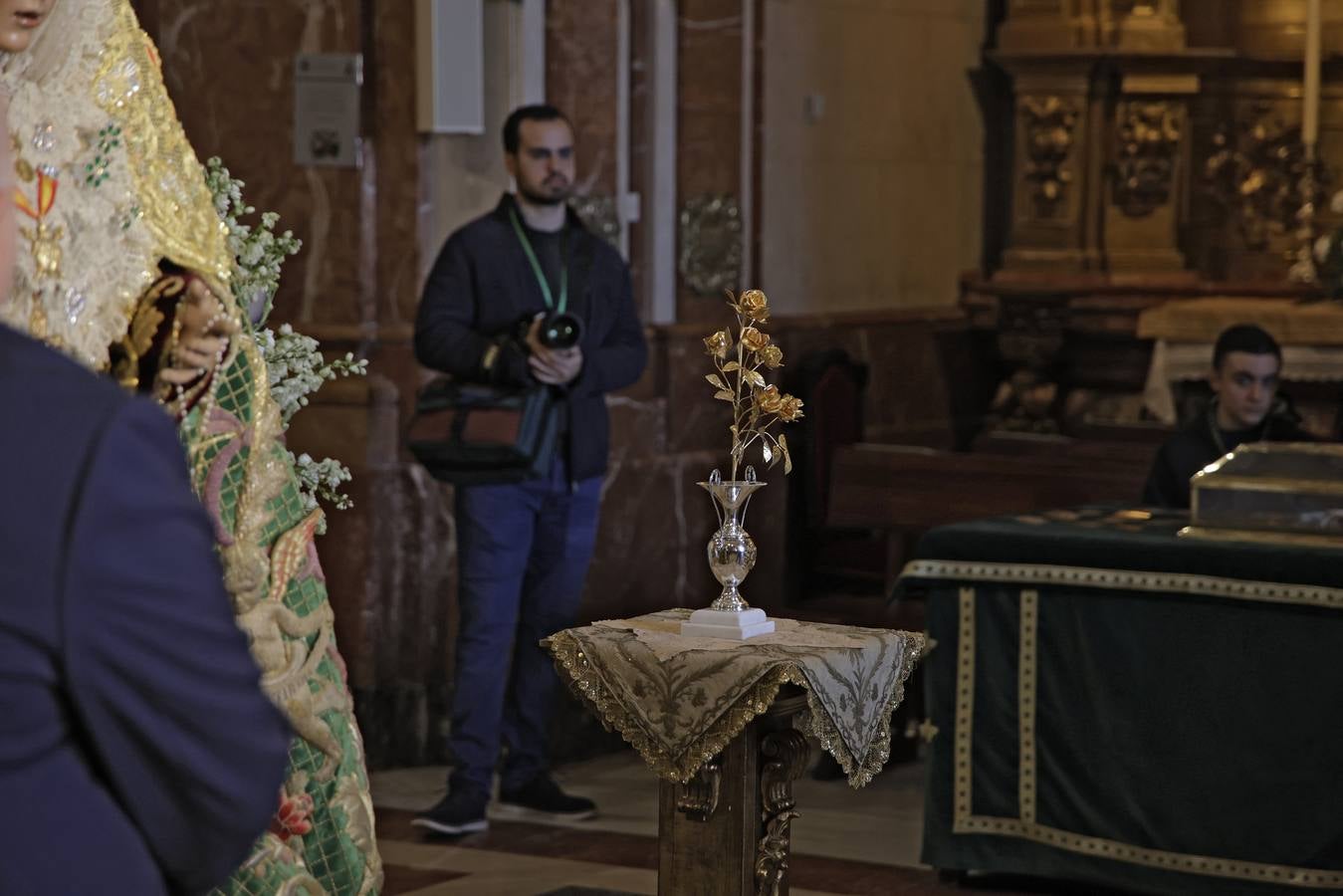 Devoción y colas en el besamanos de la Macarena