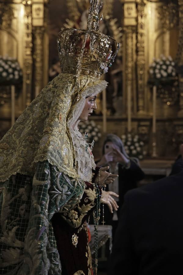 Devoción y colas en el besamanos de la Macarena