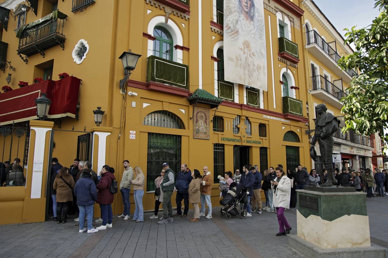 Devoción y colas en el besamanos de la Macarena