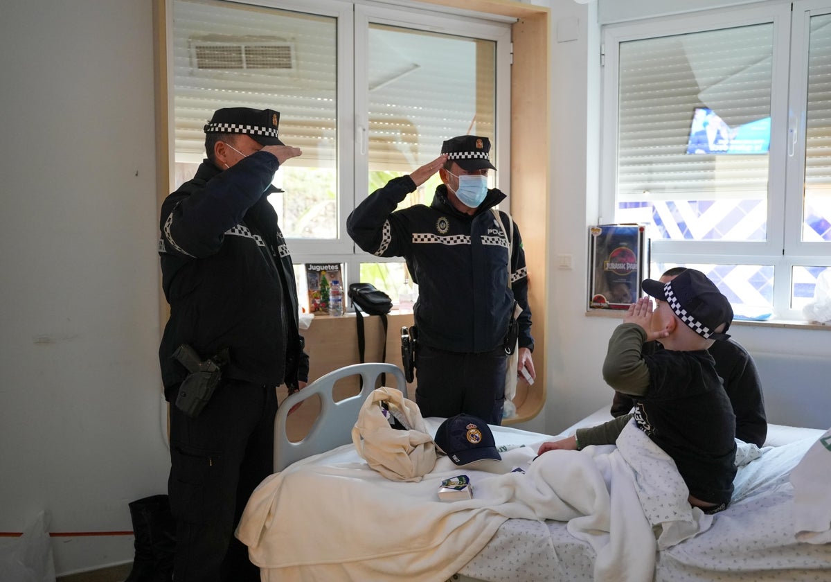 Agentes con un niño en el hospital