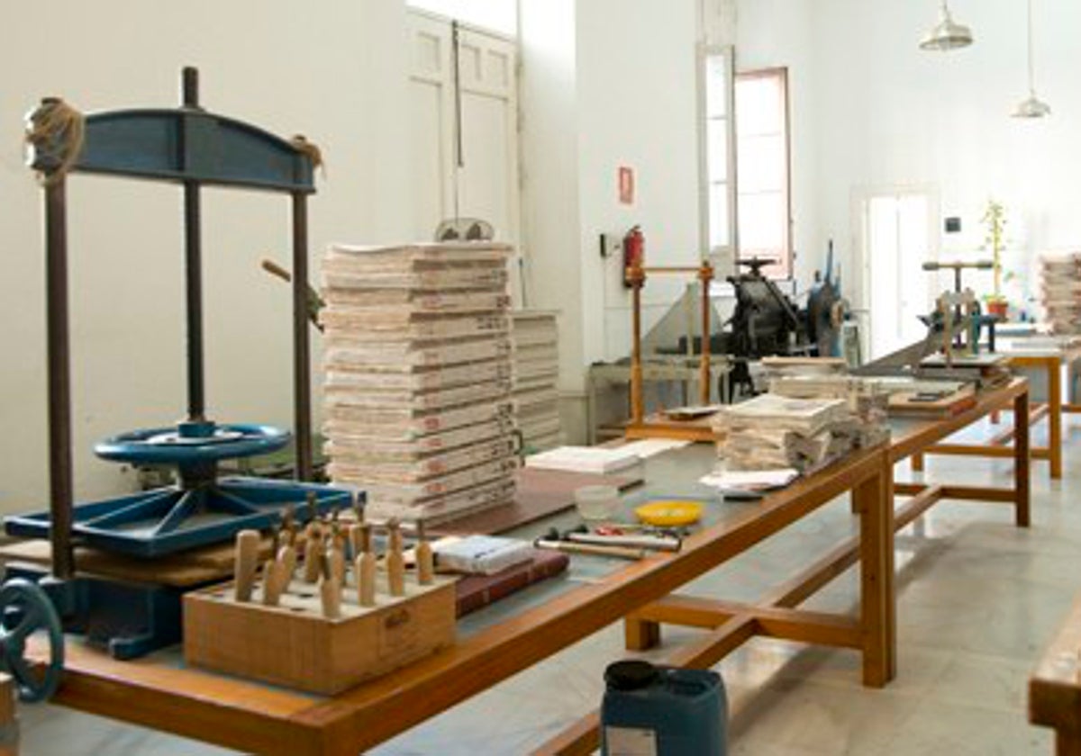 Imagen panorámica general del Taller de Encuadernación del Archivo Municipal de Sevilla