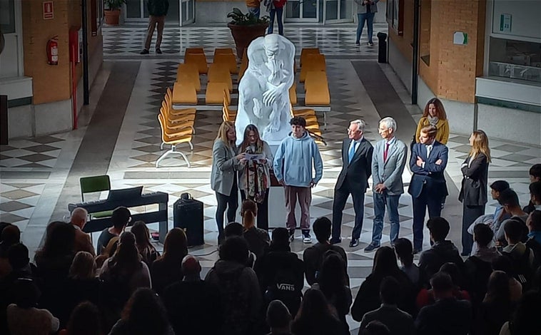 Imagen principal - Los alumnos han llevado a cabo una reproducción de la obra de Rodin que trata de estar lo más cercana posible a la obra original
