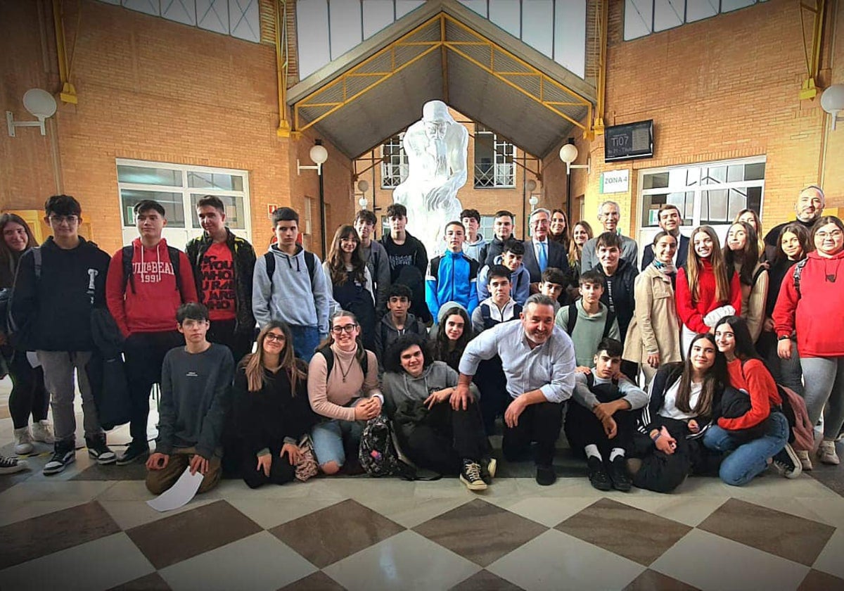 Los alumnos de este centro de educación de Utrera posan junto a la réplica de la escultura ubicada en la delegación