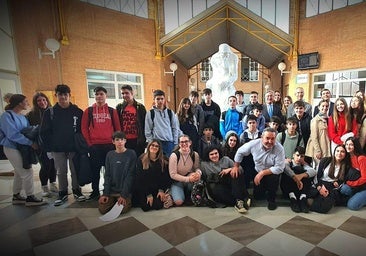 Los alumnos de este centro de educación de Utrera posan junto a la réplica de la escultura ubicada en la delegación