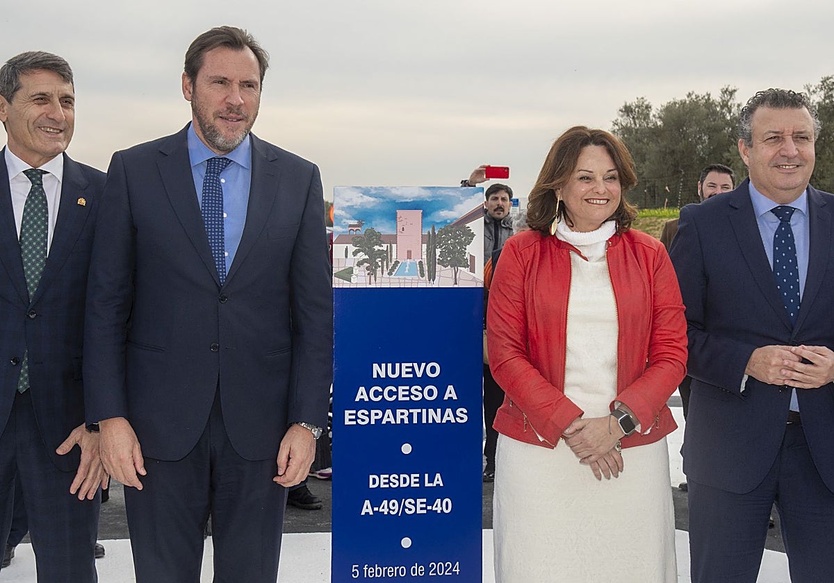 Pedro Fernández, Óscar Puente, Cristina Losarcos y Javier Fernández, hace unos meses en la nueva conexión de Espartinas