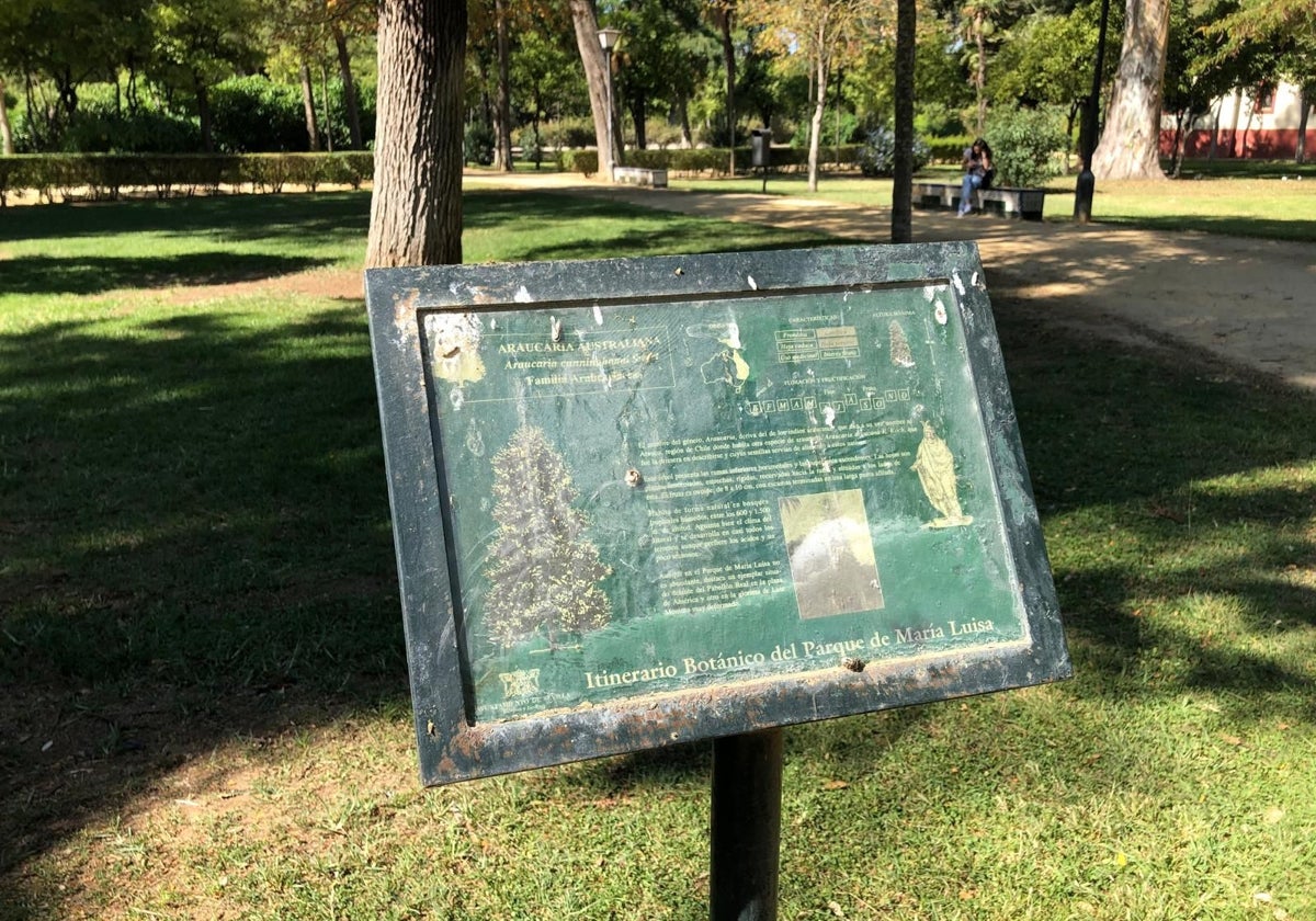 Estado actual de una de las señales del Parque de María Luisa