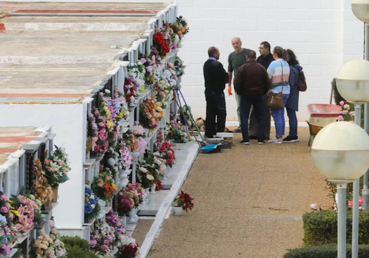 El cementerio de San Francisco, en El Viso del Alcor, está custodiado por la Policía Local tras la profanación de varias tumbas