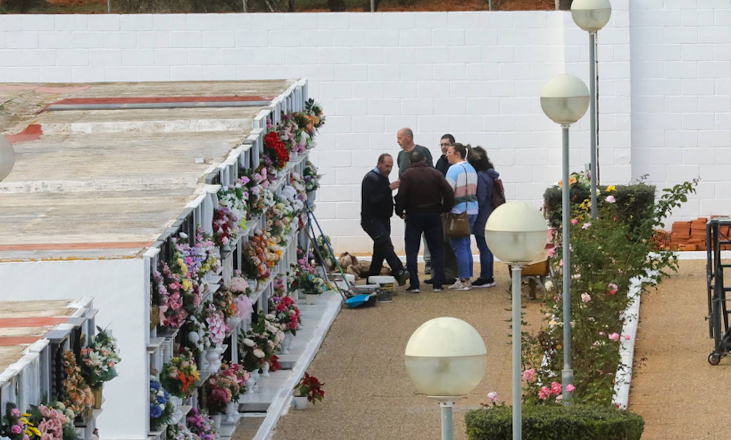 El cementerio de San Francisco, en El Viso del Alcor, está custodiado por la Policía Local tras la profanación de varias tumbas