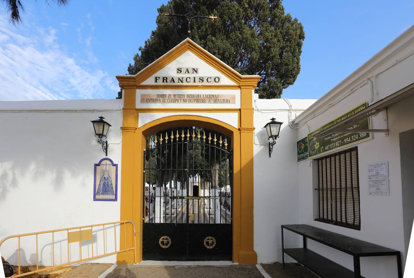 El cementerio de San Francisco, en El Viso del Alcor, está custodiado por la Policía Local tras la profanación de varias tumbas