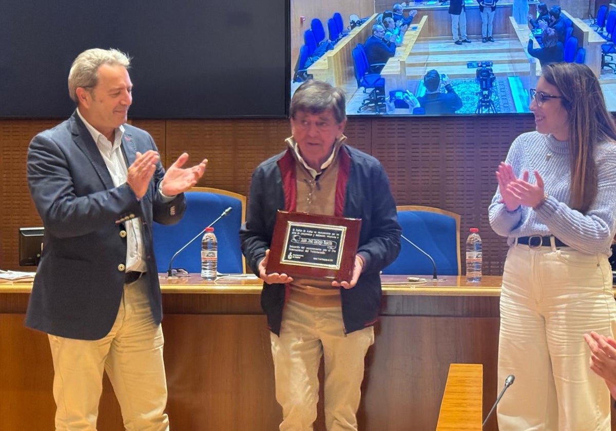 Juan José Gallego en el momento de recoger la placa de reconocimiento