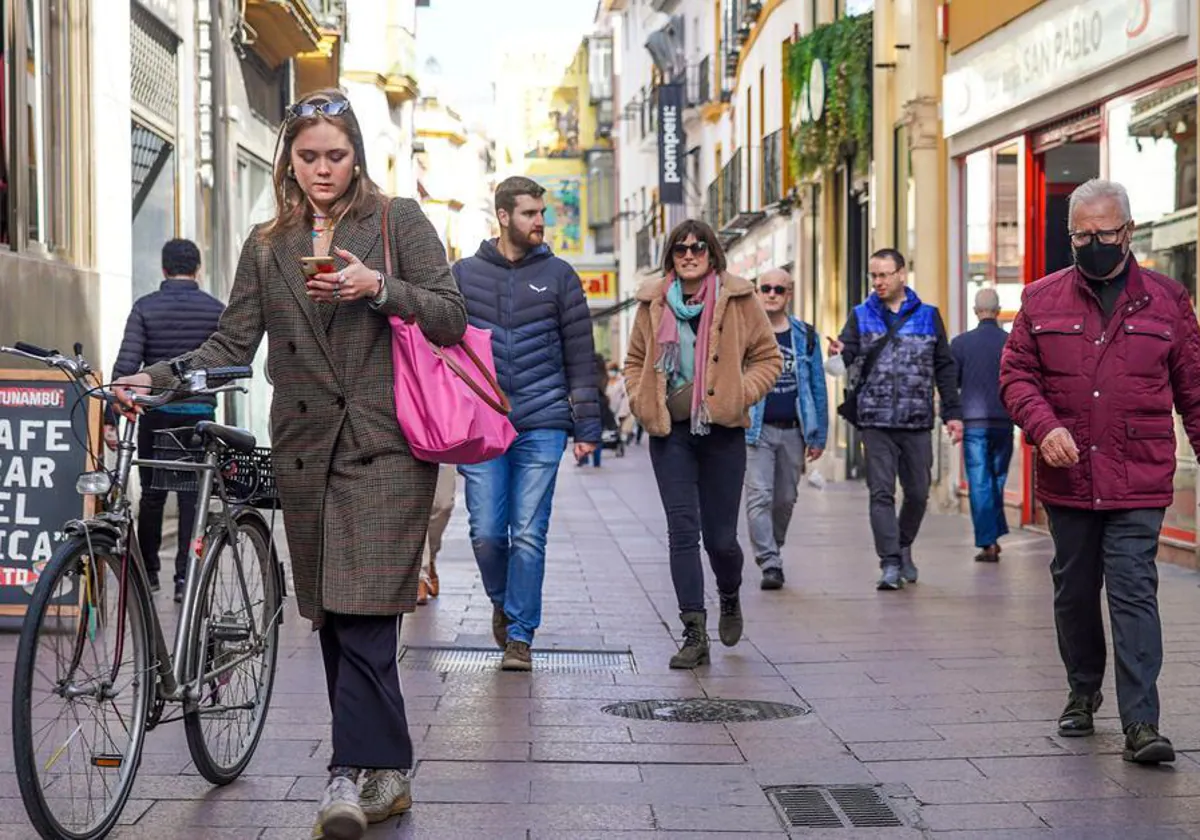 Imagen de archivo de gente paseando por la calle Sierpes, en el centro de Sevilla