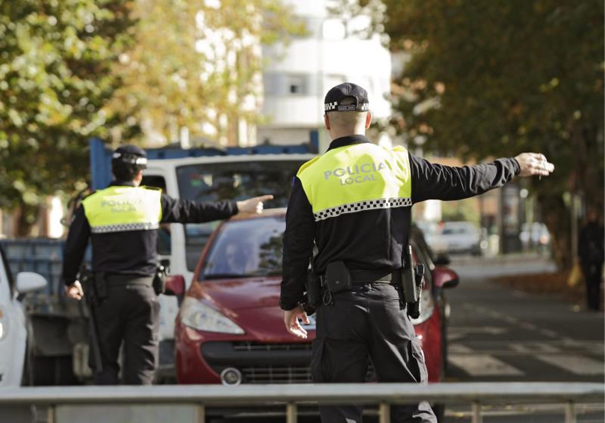 Policías haciendo controles en los accesos al Casco Histórico