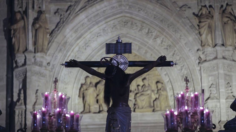 Imágenes de la procesión extraordinaria del Santo Crucifijo de San Agustín en Sevilla