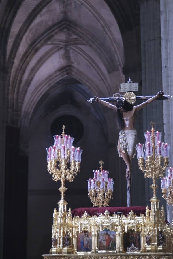 El crucificado llama la atención por la gran melena de pelo natural 