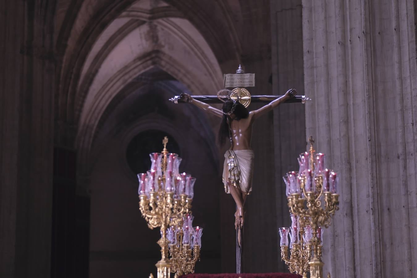 El crucificado llama la atención por la gran melena de pelo natural 