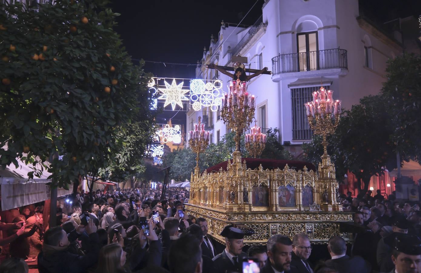 El crucificado llama la atención por la gran melena de pelo natural 