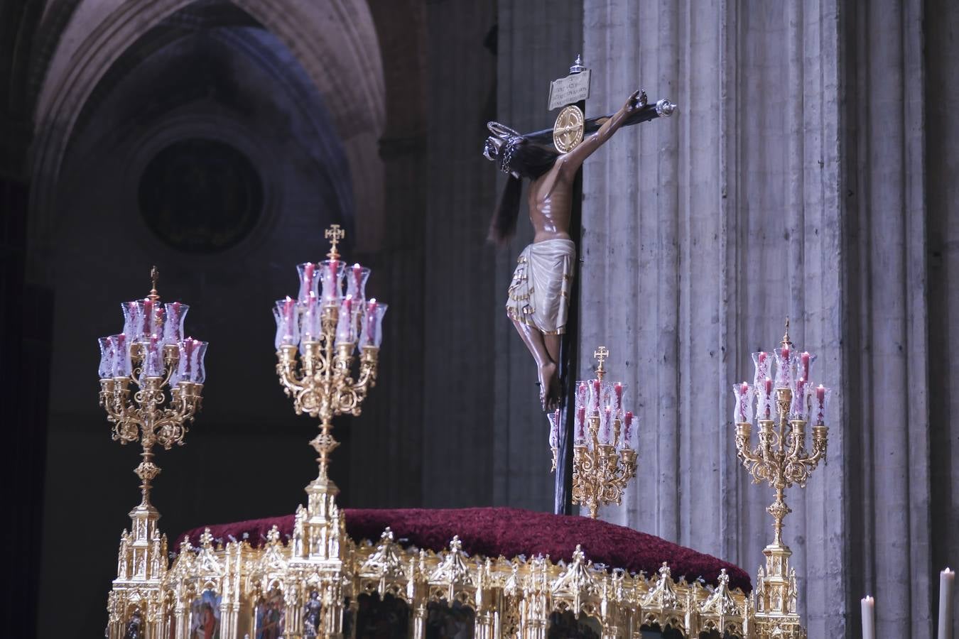 El crucificado llama la atención por la gran melena de pelo natural 