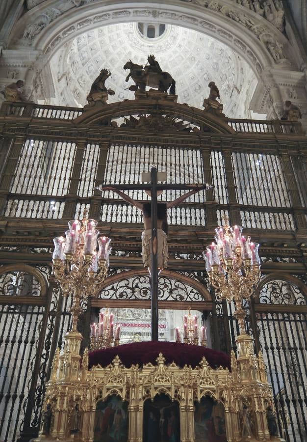 El crucificado llama la atención por la gran melena de pelo natural 