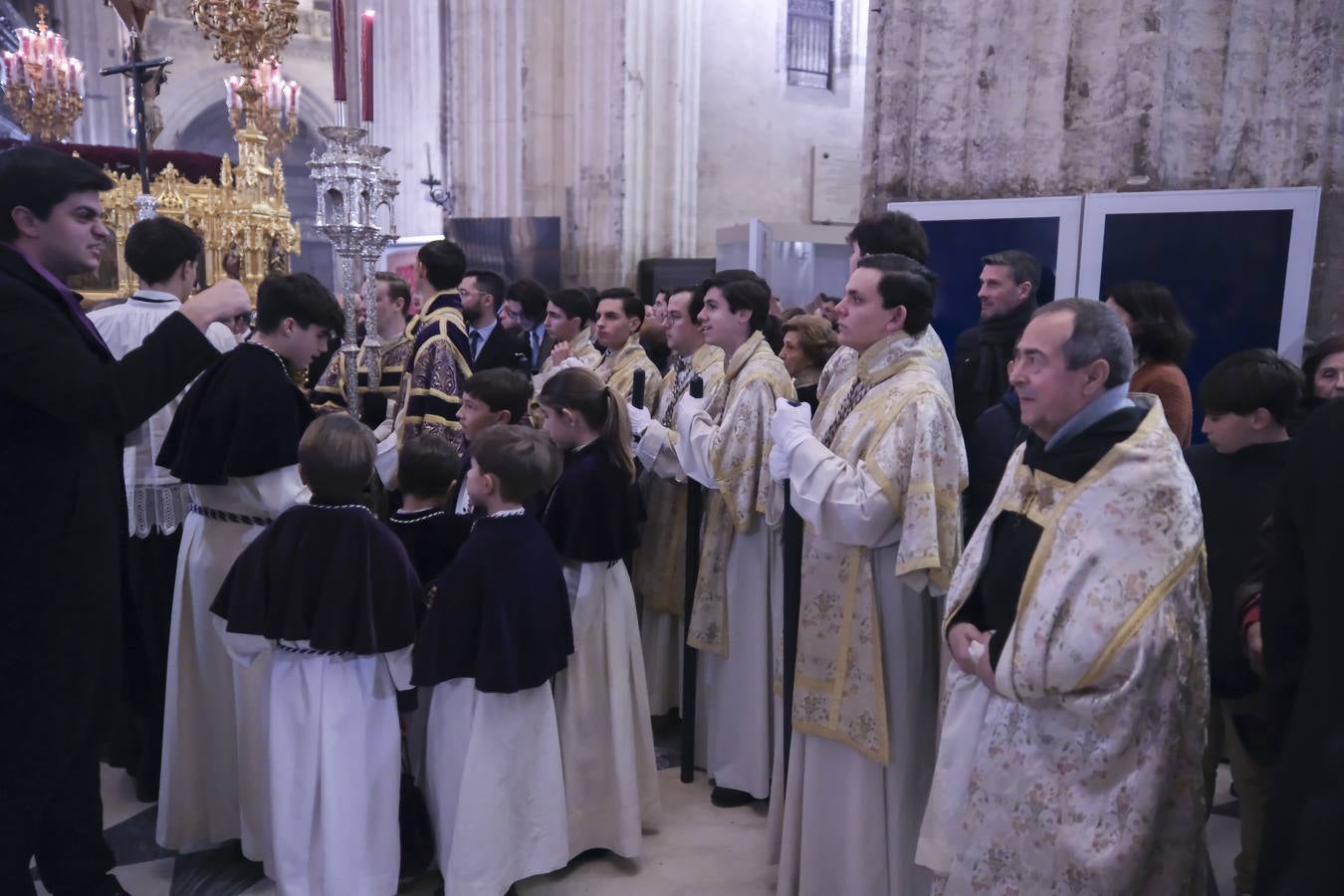 El crucificado llama la atención por la gran melena de pelo natural 