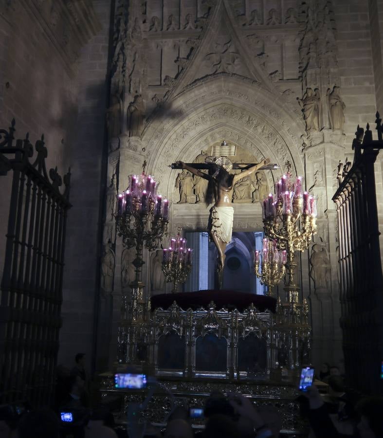 El crucificado llama la atención por la gran melena de pelo natural 