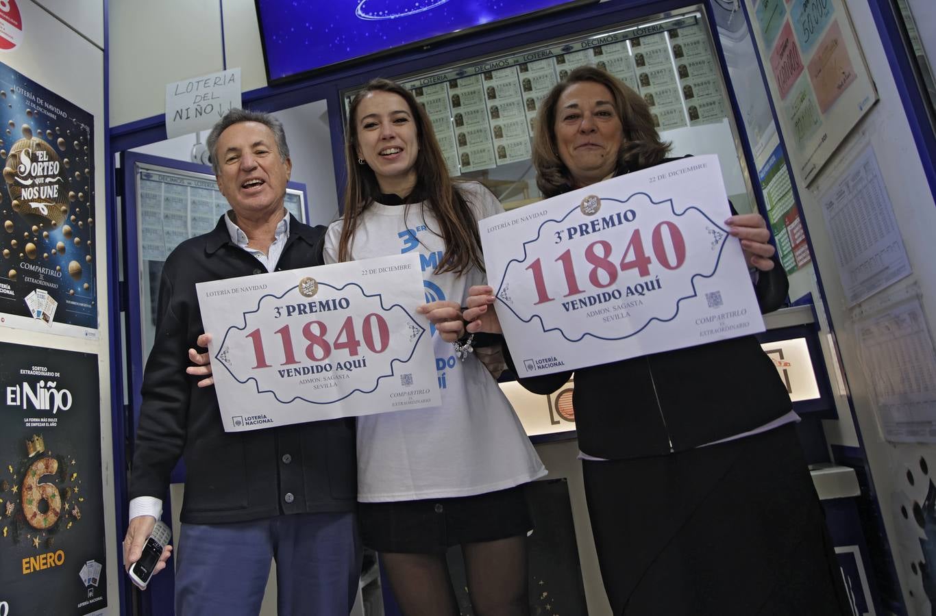 Imagen de los loteros de la calle Sagasta, en el centro de Sevilla, tras conocer que habían vendido una serie del 11.840