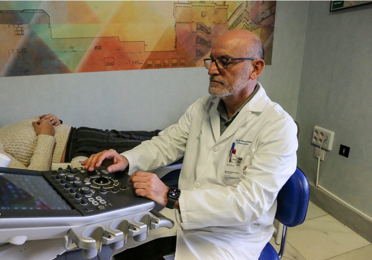 Manuel Romero en su laboratorio del Hospital Virgen del Rocío de Sevilla