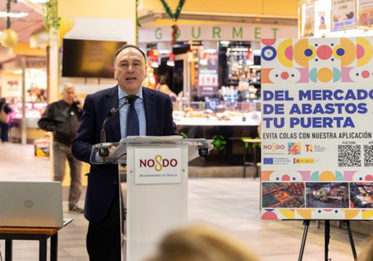 El delegado de Consumo y Espacio Público, José Lugo, durante su intervención