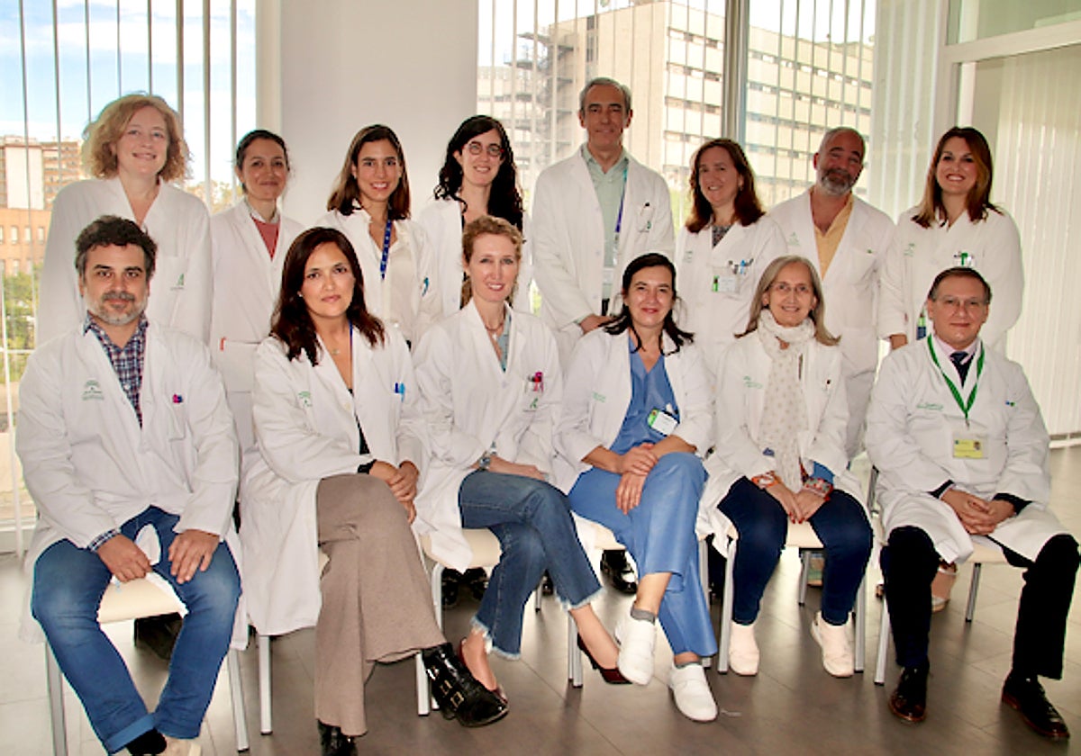 Equipo de Dermatología del Virgen Macarena, con David Moreno en el centro