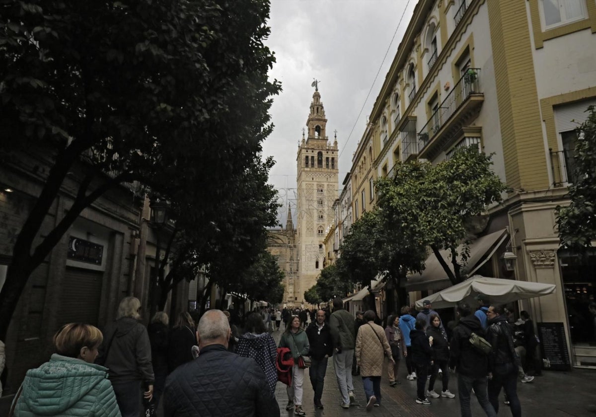 Ciudadanos en la calle Mateos Gago, en el Centro de Sevilla