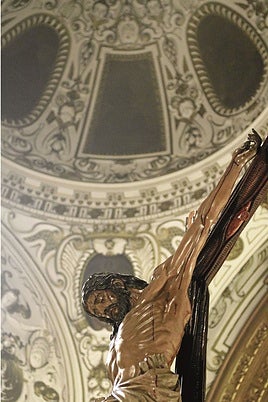 El Cristo de la Salvación bajo la cúpula de la iglesia de San Buenaventura