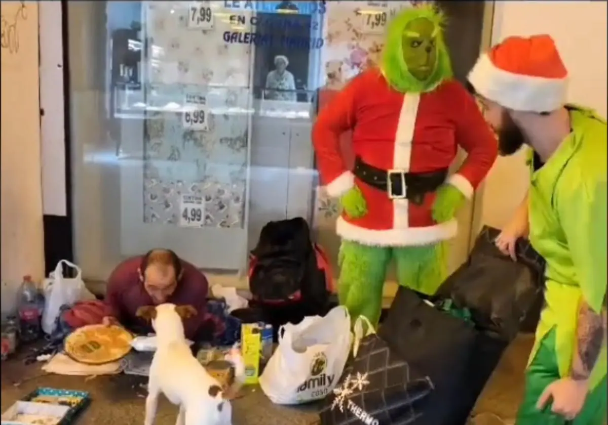 El Grinch recorrió las calles de Sevilla para ayudar a las personas sin hogar