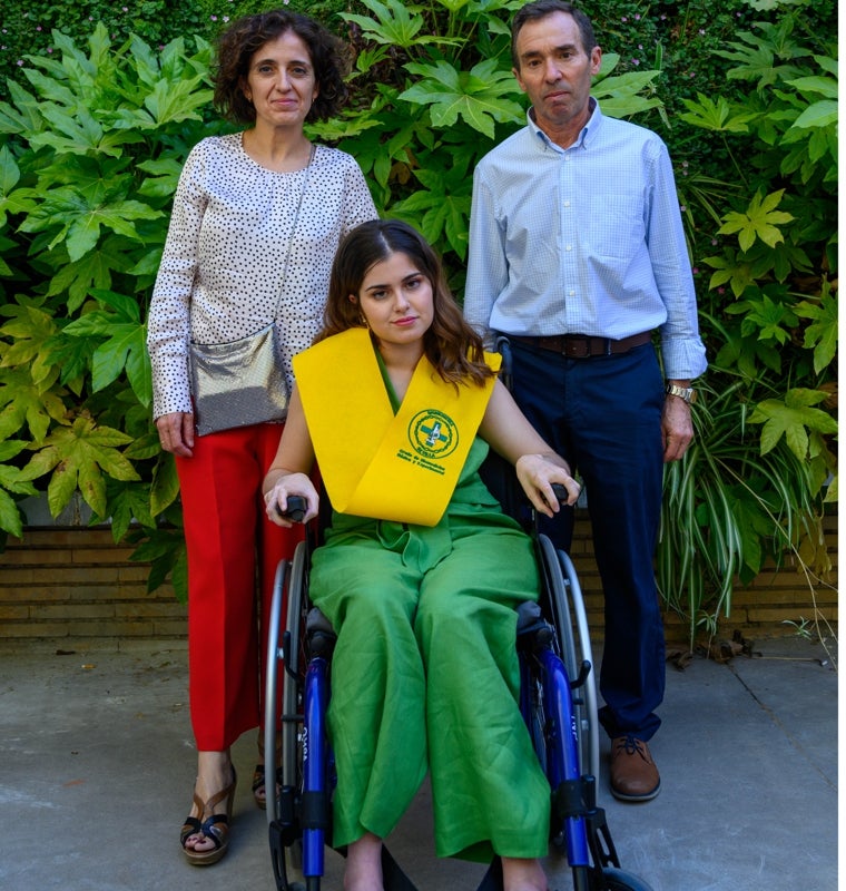 Belén Martín Avilés con sus padres el día que se graduó en Biomedicina en la Universidad de Sevilla