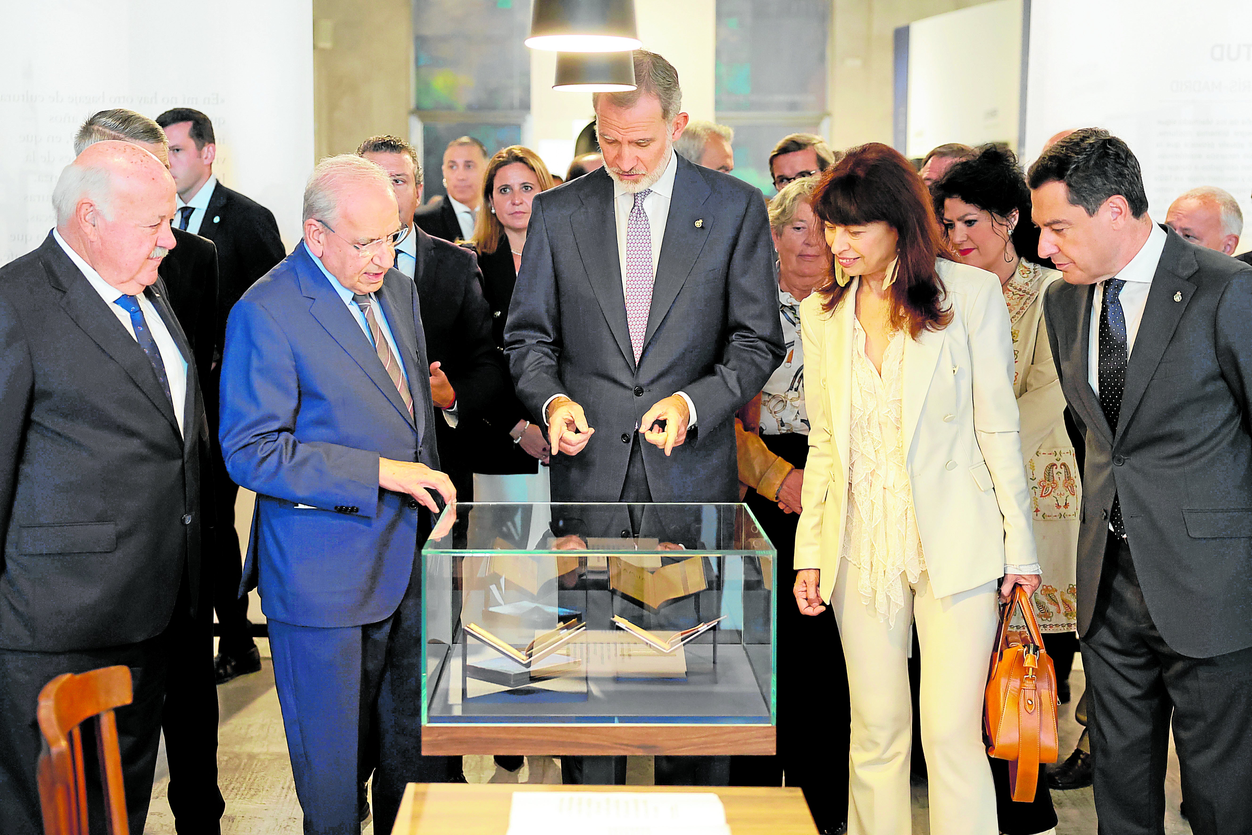 El Rey inaugurando la exposición 'Los Machado. Retrato de familia' junto al comisario de la muestra, Alfonso Guerra