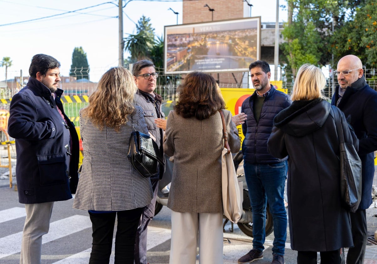 Álvaro Pimentel y Manuel Alés con vecinos de la calle Juan Sebastián Elcano