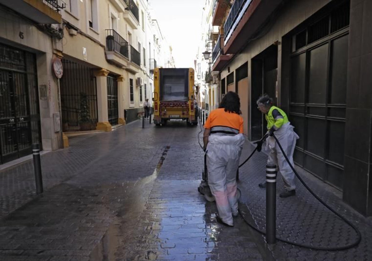 Operarios de Lipasam limpiando la calle San Vicente