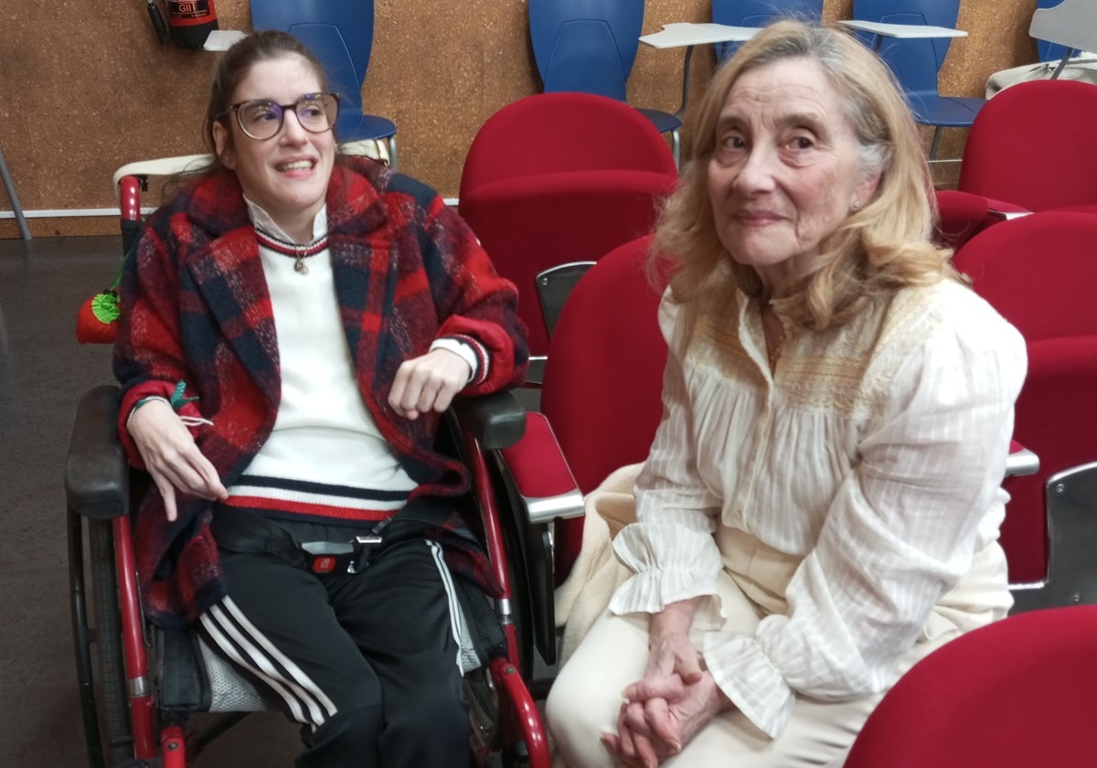 Silvia Guijarro con su madre Amparo González, que le tomaba los apuntes, en un aula de la Facultad de Comunicación de la Universidad de Sevilla
