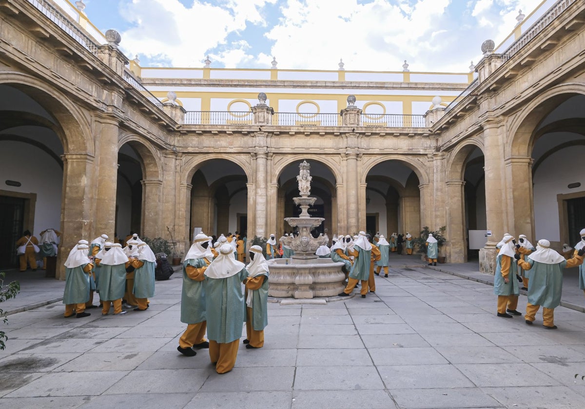 Un grupo de beduinos de la Cabalgata en un patio del Rectorado de la Universidad de Sevilla