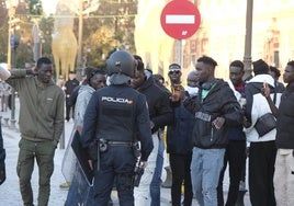 En imágenes, tensión en la manifestación por la muerte del mantero fallecido tras caer al río