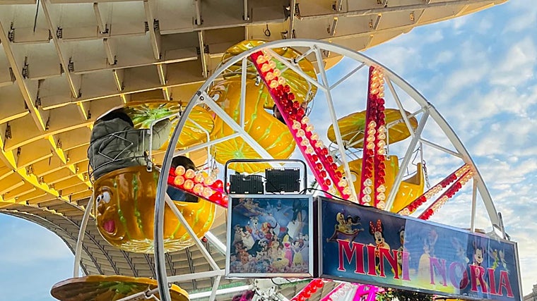 La plaza de la Encarnación de Sevilla es el escenario de un parque de atracciones que hace las delicias de los más pequeños