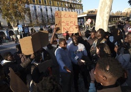 Tensión en el Cristina en la manifestación de cientos senegaleses por la muerte del mantero