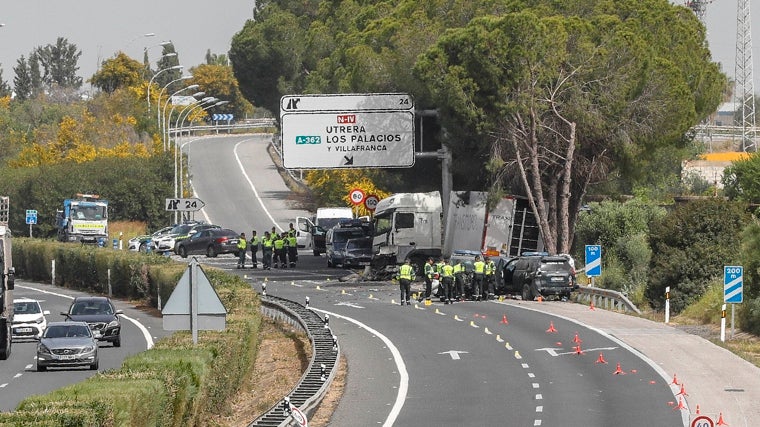 En la madrugada del 19 de marzo un camión se llevó por delante un control antidroga de la Guardia Civil en la AP-4 a la altura de Los Palacios. Fallecieron seis personas, dos de ellas agentes del cuerpo en el peor accidente del año