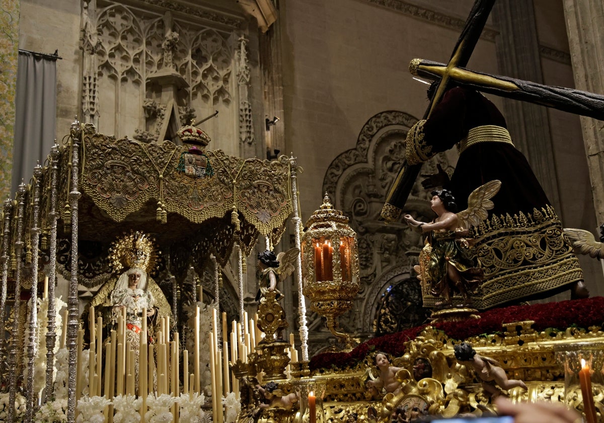 La Macarena y el Gran Poder, frente a frente en la Catedral de Sevilla con motivo de la Procesión Magna celebrada este mes de diciembre