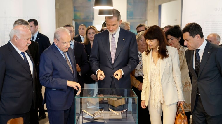 El Rey Felipe inauguró la exposición 'Los Machado. Retrato de familia', que ha sido la gran muestra del año 2024 en Sevilla. A la derecha, Johnny Depp junto a José Luis Sanz y Angie Moreno en el Festival de Cine de Sevilla