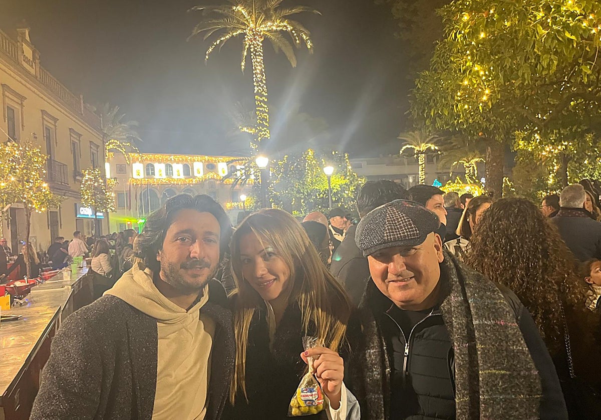 Juan A. Carazo y José Miguel Losada dos promotores de las aceitunas junto a Rocío Sánchez que las disfrutó