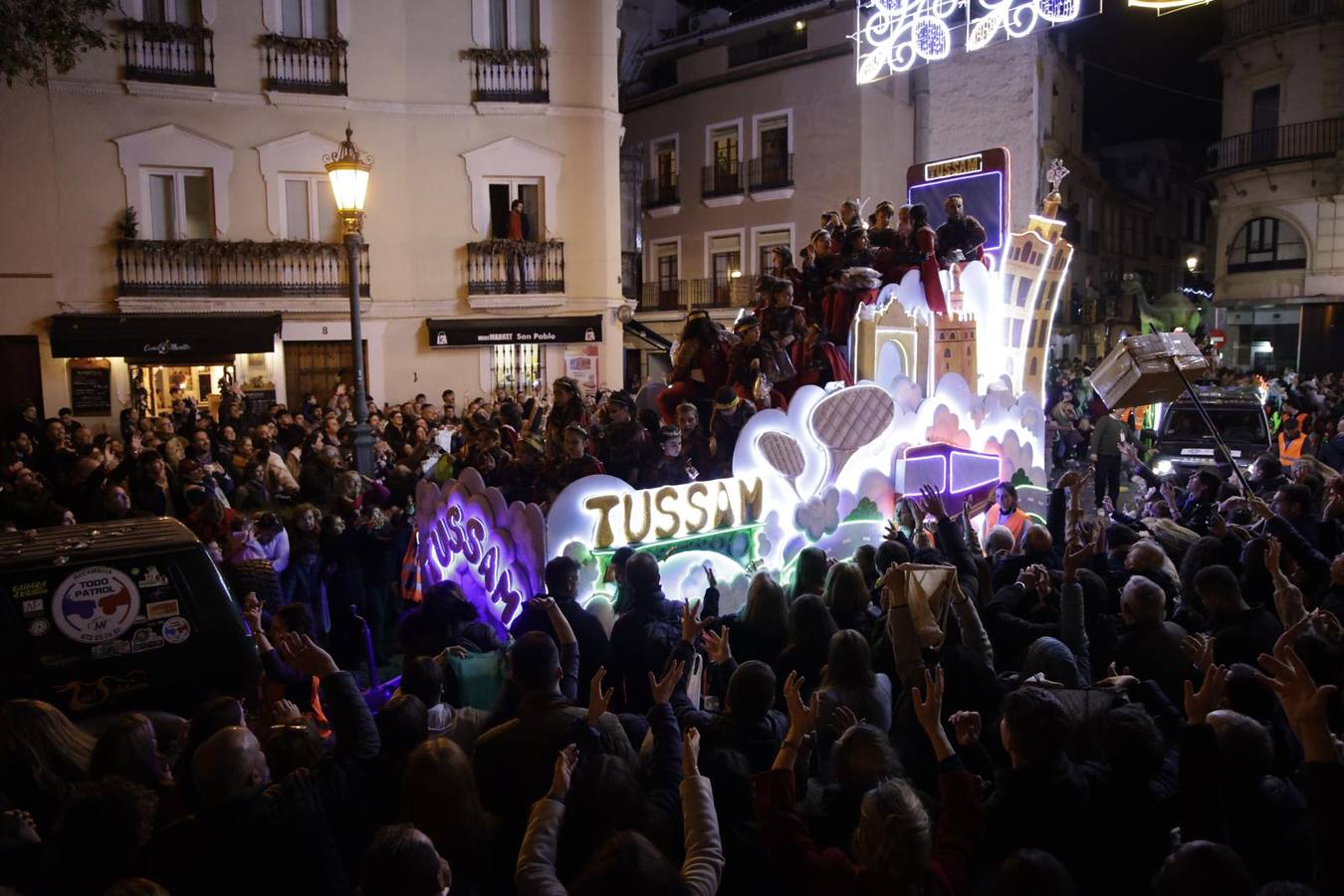 Cabalgata de los Reyes Magos de Sevilla, ya de noche por las calles del Centro