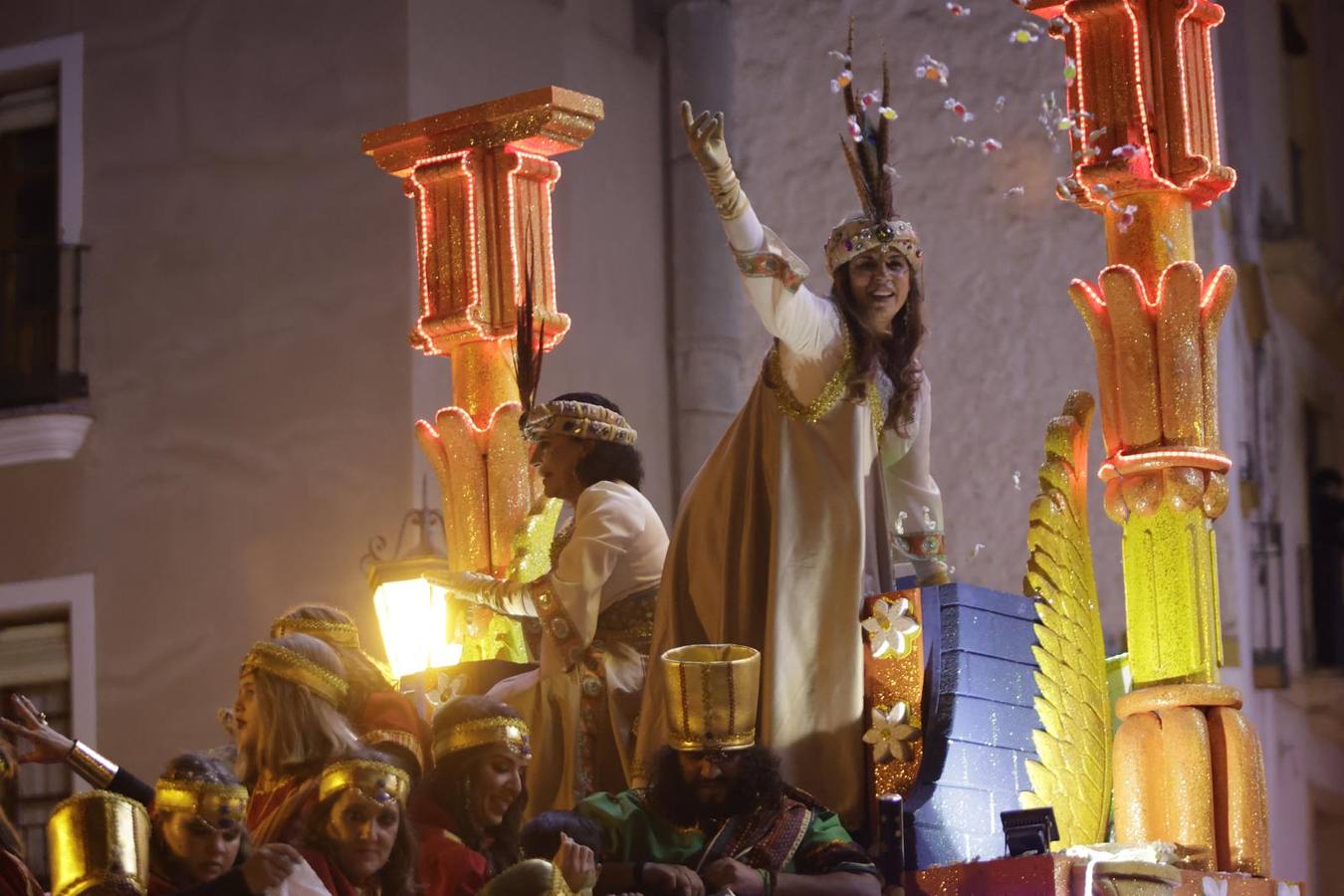 Cabalgata de los Reyes Magos de Sevilla, ya de noche por las calles del Centro